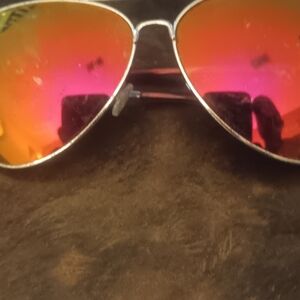 Stylish Aviator Sunglasses with Pink Lenses